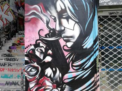 Femme Mystérieuse aux Roses — Street art à Paris