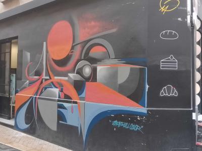 Composition géométrique en orange et gris — Street art à Bordeaux