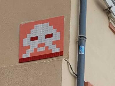 Invader TLS_08, alien rouge sur saumon — Street art de Invader à Toulouse