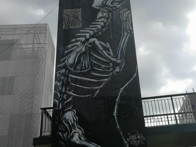 Squelette Monumental en Noir et Blanc — Street art à Paris