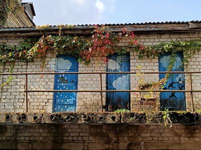 Dilapidated building ruins — Street art in Vilnius