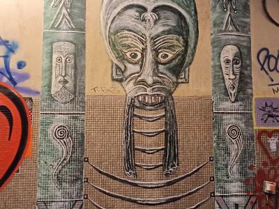 Monumental Tribal Mask in Paris — Street art in Paris