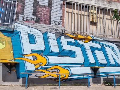 Graffiti 'Piston' aux flammes d'or — Street art à Strasbourg