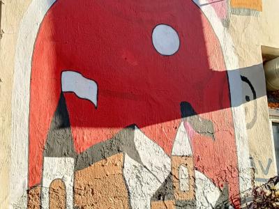Créature glace sur paysage urbain — Street art à Rīga
