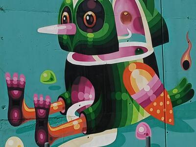 Créature verte et rose aux yeux multiples — Street art de I Am Eelco à Lisboa