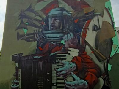 Trouble Fête — Street art de Mr. Woodland à Saint-Brieuc