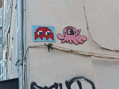 Fantôme Pac-Man rouge rue Sainte — Street art de Invader, Gzup à Marseille
