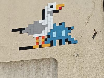 Seagull and Invader at Vallon des Auffes — Street art by Invader in Marseille