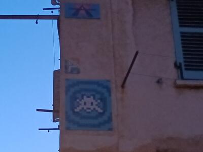 Target Invader on Montée des Accoules — Street art by Invader, A2 in Marseille