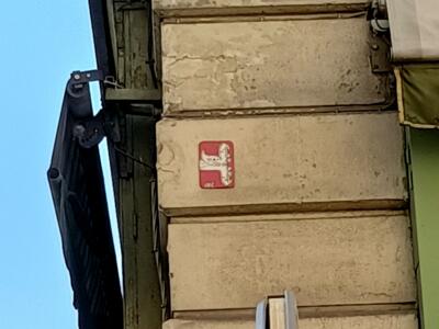 Petit sticker rouge rue Consolat — Street art de Oré à Marseille