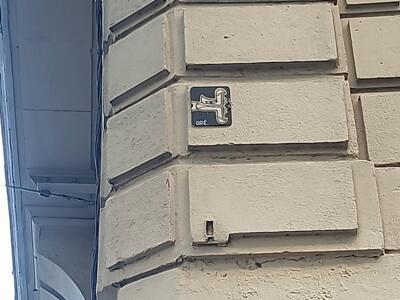 Panneau blanc et noir par Oré — Street art de Oré à Marseille