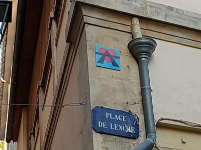 Panneau cœur rouge place de Lenche — Street art de A2 à Marseille