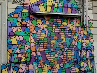 Foule de petits personnages à casquette — Street art de Caroline Sury à Marseille