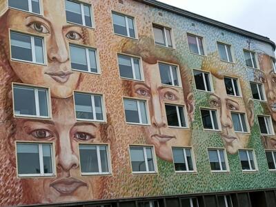 Eine Wand bekommt Gesichter par Farbfieber — Street art de Klaus Klinger à Düsseldorf