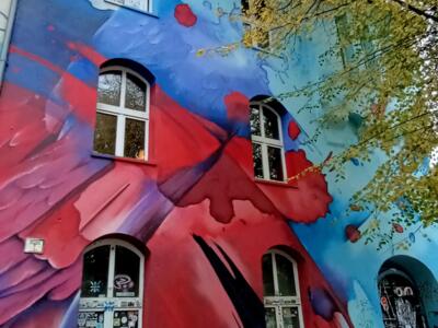Gestes rouges et bleus sur la façade — Street art à Düsseldorf