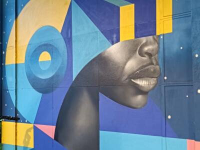 Visage et géométrie bleue — Street art de Skio à Düsseldorf