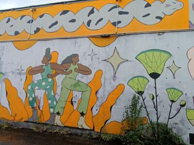 Danseuses et fleurs rituelles par JuMu et Gizem Erdem — Street art de JuMu, Gizem Erdem à Köln