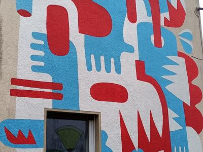 Totem abstrait rouge, bleu et blanc — Street art à Köln