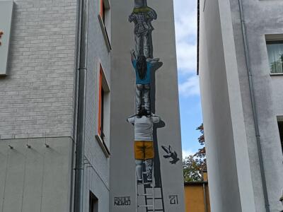 Das Zuhause für Azubis, Onkel Dose's human tower — Street art by Onkel Dose in Köln