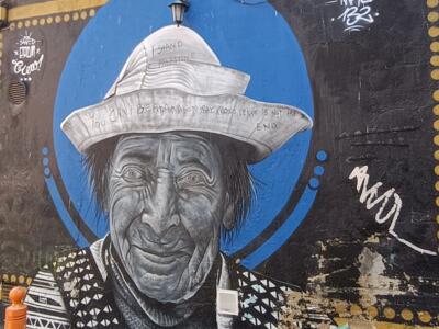 Old man in a newspaper hat — Street art in Marseille