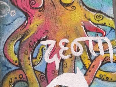 Yellow and pink wide-eyed octopus — Street art in Marseille