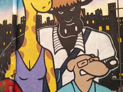 Girafe, bison et chien en famille — Street art à Marseille