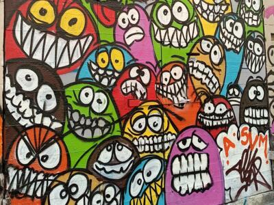 Foule de monstres sur porte de garage — Street art à Marseille