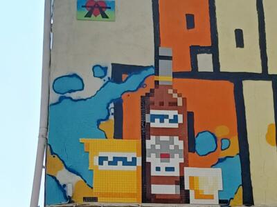 Grande mosaïque pixel du toit — Street art de Invader, A2 à Marseille