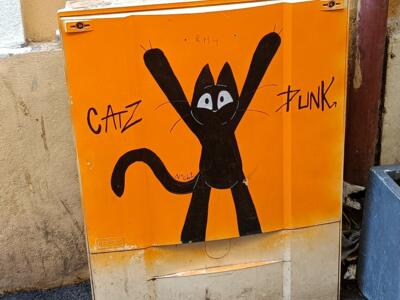 Chat noir de Catz Punk sur coffret orange — Street art de Catz Punk à Marseille
