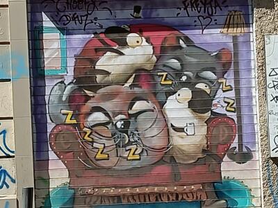 Sieste en fauteuil chez le tapissier — Street art à Marseille