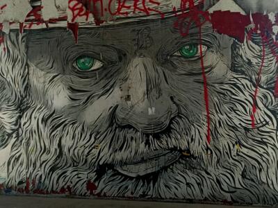 Vieil homme barbu aux yeux verts par Baze — Street art de Baze (Nicolas Henriot) à Marseille