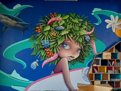 Fillette aux cheveux d'algues et requins — Street art de Vinie à Marseille