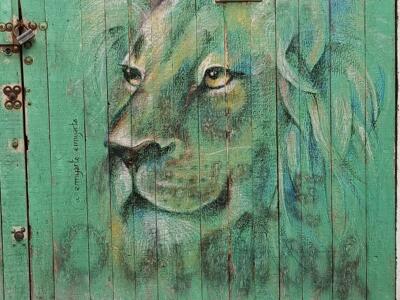 Tête de lion sur porte verte — Street art de emyart à Marseille
