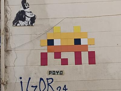 Créature 8-bit signée Poyo — Street art de Invader à Marseille