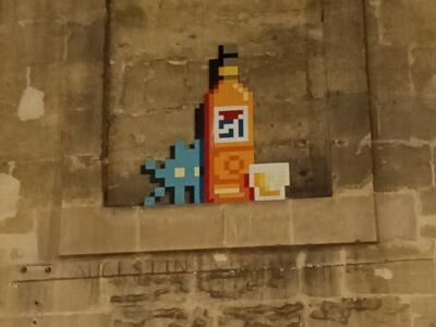 Nature morte au pastis en mosaïque — Street art de Invader à Marseille