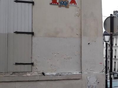 PA_66, Space Invader rouge de la rue des Trois-Frères — Street art de Invader à Paris