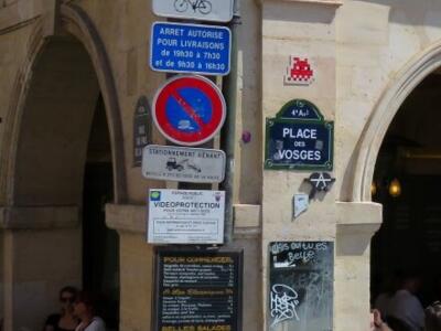 PA_84, Space Invader de la place des Vosges — Street art de Invader à Paris