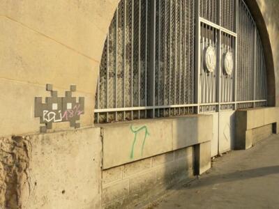PA_102, Space Invader on Boulevard de l'Hôpital — Street art by Invader in Paris
