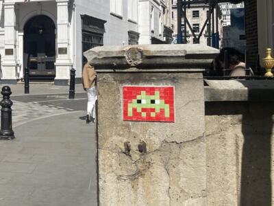 LDN_13, Space Invader de Burlington Gardens — Street art de Invader à London