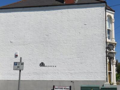 LDN_27, Space Invader de Rainham Road — Street art de Invader à London