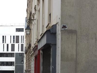 PA_69, Space Invader on Rue du Banquier — Street art by Invader in Paris