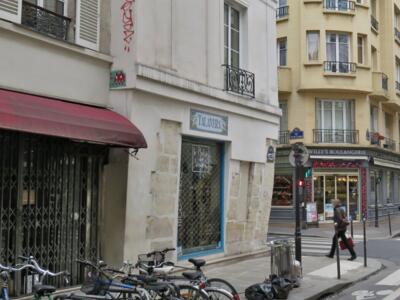 PA_711, Space Invader on 27 Rue des Tournelles — Street art by Invader in Paris