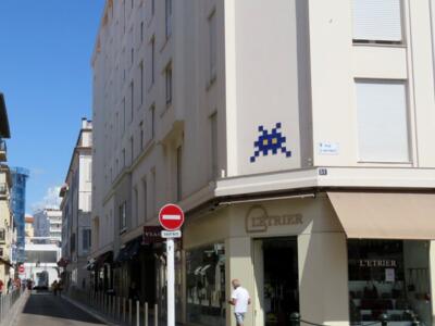 CAZ_03, Space Invader on 42–44 Rue des Serbes — Street art by Invader in Cannes
