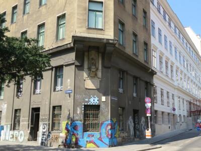 WN_53, Space Invader on Augustinplatz — Street art by Invader in Wien