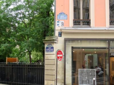 PA_858, Space Invader on 1 Rue la Bruyère — Street art by Invader in Paris
