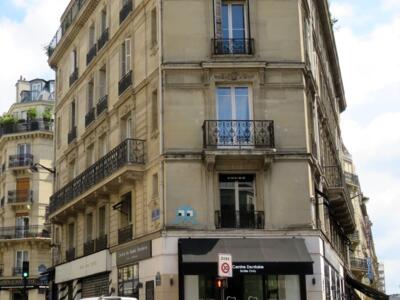 PA_1012, Space Invader on 32 Rue Marguerite de Rochechouart — Street art by Invader in Paris