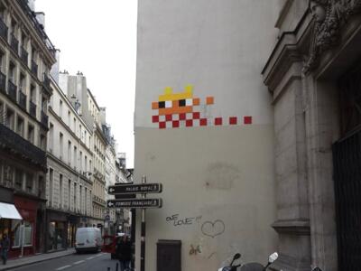 PA_1100, Space Invader on fontaine Molière — Street art by Invader in Paris