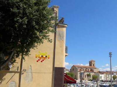 LCT_08, Space Invader on Rond-Point des Messageries Maritimes — Street art by Invader in La Ciotat