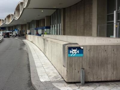 PA_1117, Space Invader du terminal 2D Porte 6 — Street art de Invader à Tremblay-en-France