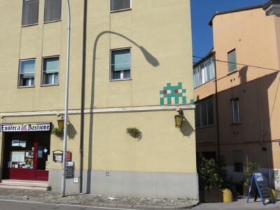 RA_02, Space Invader de Via Bastione — Street art de Invader à Ravenna